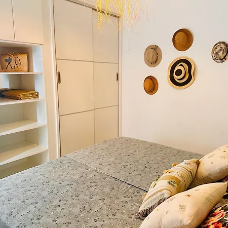 With Views Of Sea And Mountains Apartmán